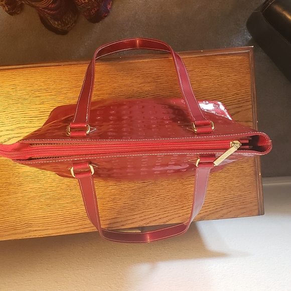 ARCADIA RED PATENT LEATHER EMBROSSED BAG - Picture 3 of 16